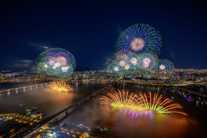 한화와 함께하는 서울세계불꽃축제 2026에서 선보인 ㈜한화의 불꽃. 한화그룹 제공