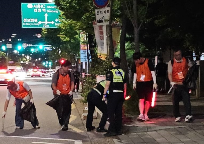 한화 임직원 봉사단이 불꽃축제 행사 후 여의도 한강공원 일대의 쓰레기를 줍고 행사장을 정리하는 '클린 캠페인'을 펼치고 있다. 한화그룹 제공