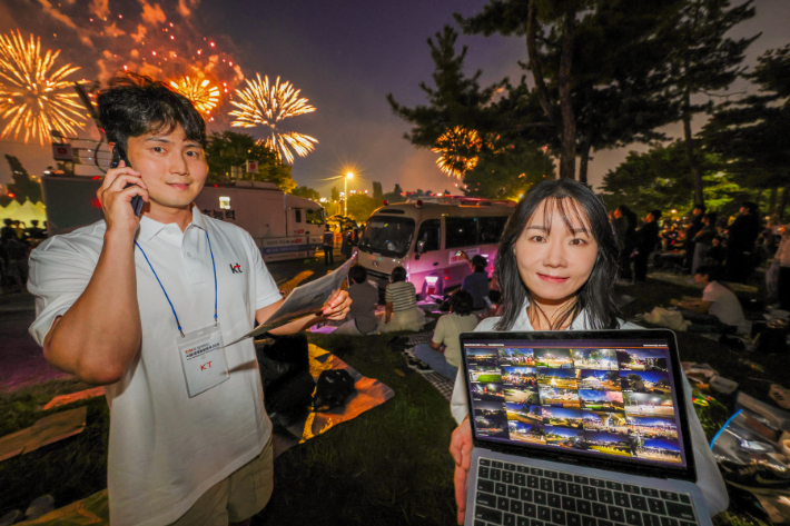 '서울세계불꽃축제 2026' 행사장에서 KT 직원들이 5G 단독모드(SA) 네트워크 슬라이싱 기술을 적용한 단말로 현장 안전관리용 통신망 품질을 점검하고 있다. KT 제공