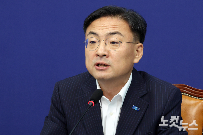 조국혁신당 신장식 대표가 서울 여의도 국회에서 열린 최고위원회 및 국회의원 연석회의에서 발언을 하고 있다. 윤창원 기자