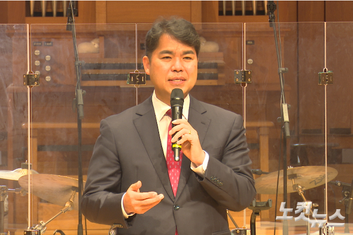 좋은교회 정재원 목사가 환영인사를 하고 있다. 