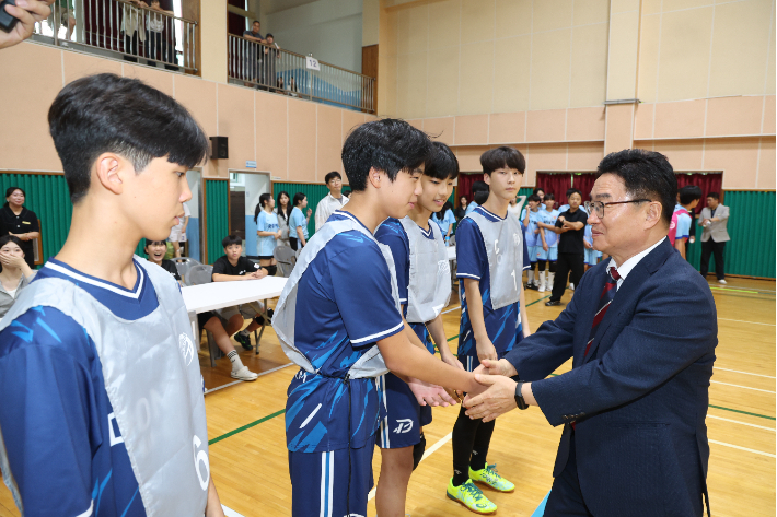 권순기 경남교육감이 5일 창원 유목초등학교 체육관에서 선수들을 격려하고 있다. 경남교육청 제공