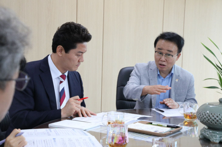 박상준 강서구청장(왼쪽)과 박성호 부산진해경제자유구역청장. 부산 강서구청 제공 