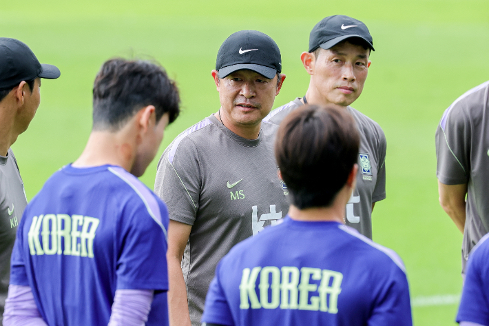 훈련 전 발언하는 이민성 감독. 연합뉴스