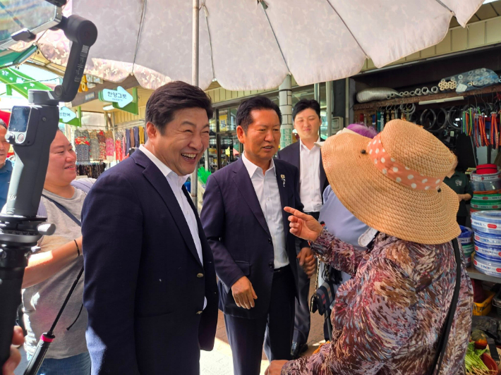 왼쪽부터 오하근 전 후보, 정청래 전 대표. 오하근 전 후보 제공