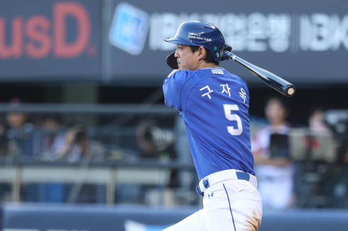 타격하는 구자욱. 삼성 라이온즈