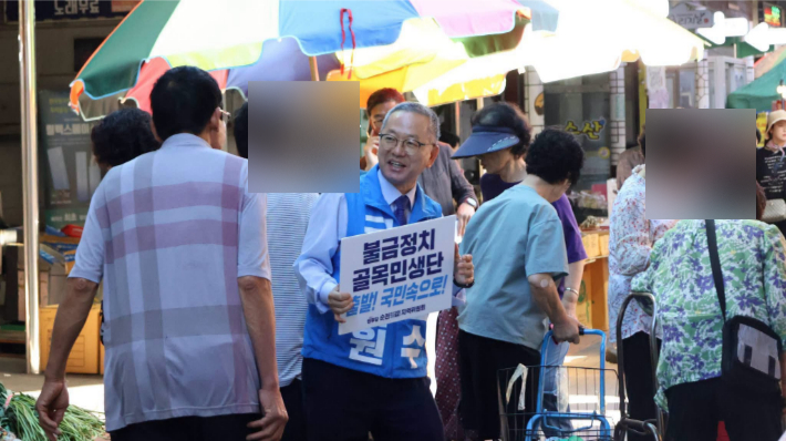 김문수 국회의원이 '불금정치 골목민생단' 피켓을 든 채 시민들과 만나고 있다. 김문수 의원 제공