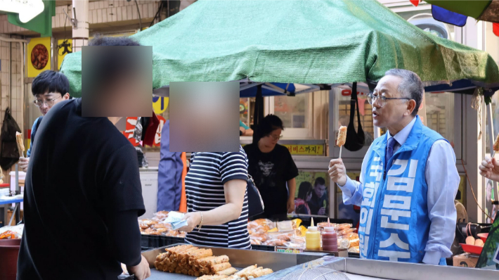 김문수 국회의원이 상인과 대화하고 있다. 김문수 의원 제공