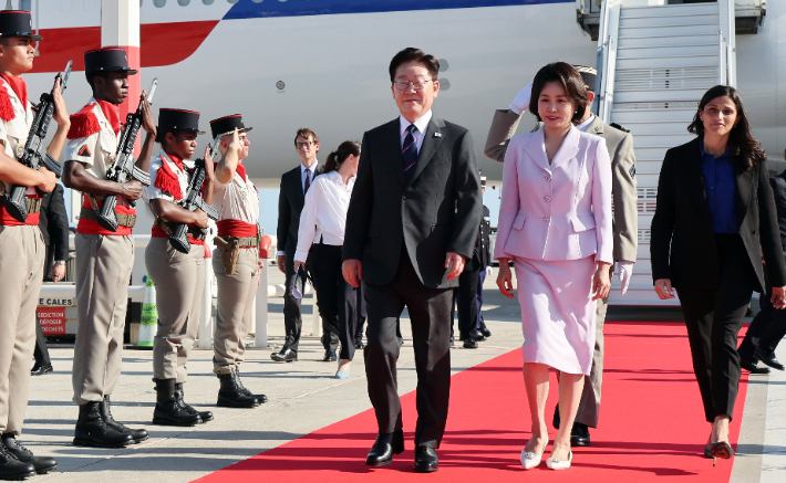 프랑스를 국빈 방문한 이재명 대통령과 김혜경 여사가 6일(현지시간) 프랑스 니스 코트다쥐르 공항에 도착한 공군 1호기에서 의전 차량으로 이동하고 있다. 연합뉴스