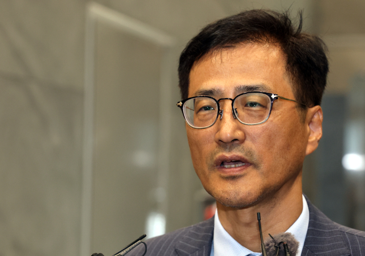 6·3 지방선거 투표용지 부족 사태 등을 수사하는 이태한 선거관리위원회 특별검사가 지난달 24일 서울 서초구 특검 임시 사무실로 출근하며 취재진의 질문에 답하고 있다. 연합뉴스