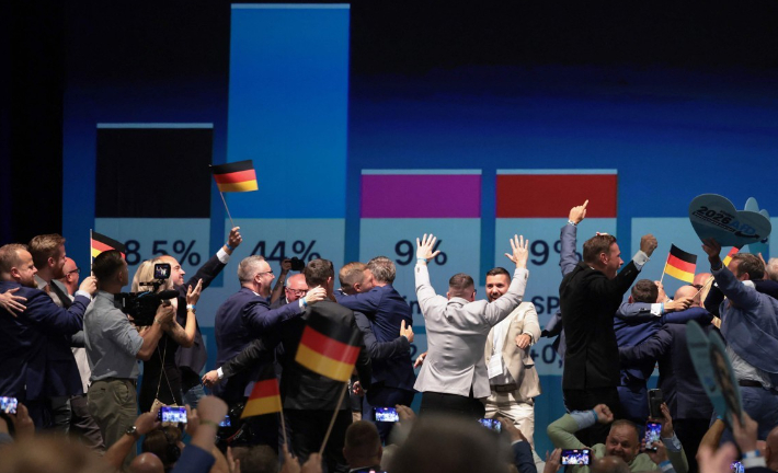 출구조사 결과에 환호하는 AfD 당원들. 연합뉴스