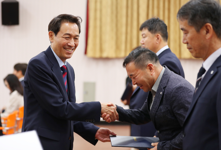 승진, 전보자들에게 임명장을 전달하고 있는 우상호 강원도지사. 강원도 제공 