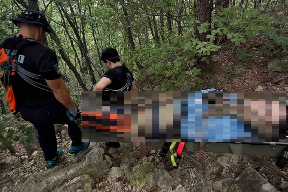 지난 6일 낮 12시 18분쯤 강원 철원군 동송읍 이평리 금학산 매바위 일대에서 산을 내려오던 70대 여성 B씨가 미끄러지며 무릎을 다쳐 들것으로 구조됐다. 강원소방본부 제공