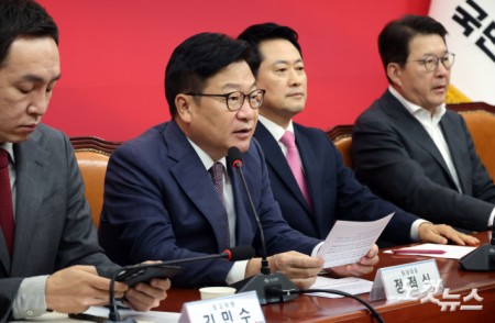 발언하는 정점식 원내대표