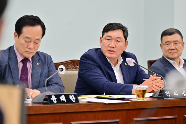 전재수 부산시장의 '민생 100일 비상조치' 관련 질의하고 있는 박희용 부산시의원. 부산시의회 제공
