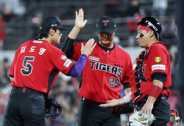 6일 광주기아챔피언스필드에서 열린 프로야구 kt wiz와 KIA 타이거즈의 경기. KIA 김도영(왼쪽)이 8-3 승리로 경기를 마치고 변우혁, 김태군과 자축하고 있다. 연합뉴스