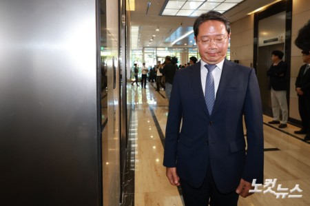 김승원 법무부 장관 후보자가 7일 오전 서울 종로구 적선현대빌딩에 마련된 인사청문회 준비 사무실로 출근하고 있다.