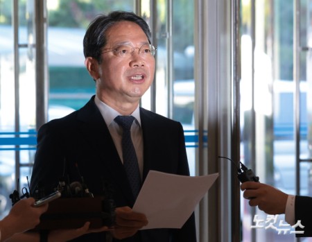 김승원 법무부 장관 후보자가 7일 오전 서울 종로구 적선현대빌딩에 마련된 인사청문회 준비 사무실로 출근하며 취재진의 질문에 답변하고 있다.