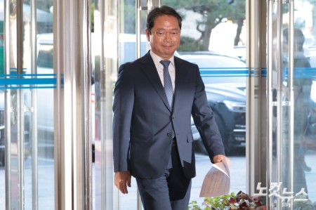 김승원 법무부 장관 후보자가 7일 오전 서울 종로구 적선현대빌딩에 마련된 인사청문회 준비 사무실로 출근하고 있다.