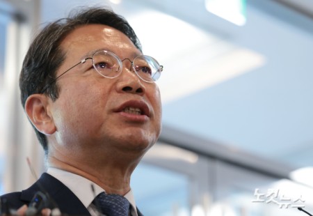 김승원 법무부 장관 후보자가 7일 오전 서울 종로구 적선현대빌딩에 마련된 인사청문회 준비 사무실로 출근하며 취재진의 질문에 답변하고 있다.