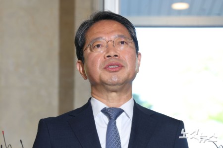김승원 법무부 장관 후보자가 7일 오전 서울 종로구 적선현대빌딩에 마련된 인사청문회 준비 사무실로 출근하며 취재진의 질문에 답변하고 있다.