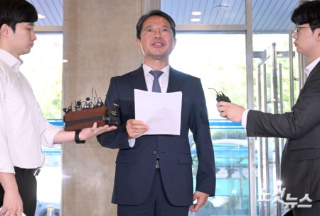 김승원 법무부 장관 후보자가 7일 오전 서울 종로구 적선현대빌딩에 마련된 인사청문회 준비 사무실로 출근하며 취재진의 질문에 답변하고 있다.