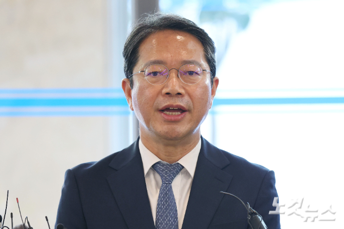 김승원 법무부 장관 후보자가 7일 오전 서울 종로구 적선현대빌딩에 마련된 인사청문회 준비 사무실로 출근하며 취재진의 질문에 답변하고 있다. 류영주 기자