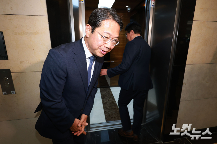 김승원 법무부 장관 후보자가 7일 오전 서울 종로구 적선현대빌딩에 마련된 인사청문회 준비 사무실로 출근하고 있다. 류영주 기자