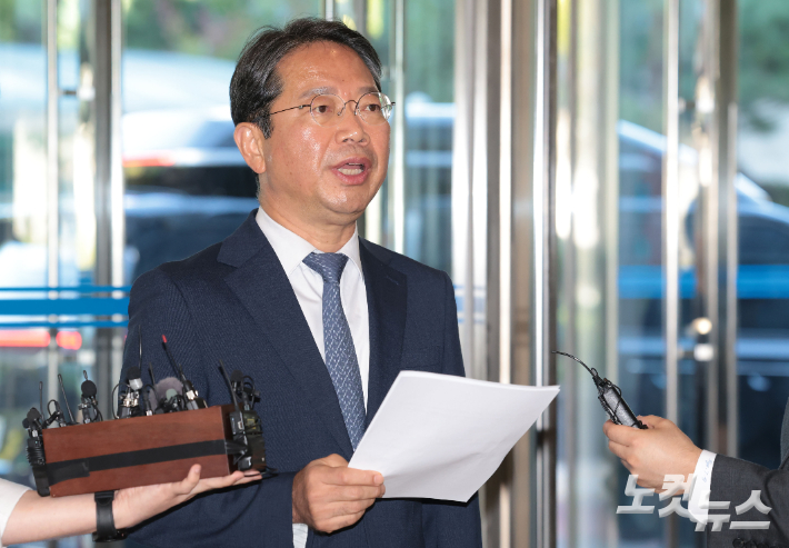 김승원 법무부 장관 후보자가 7일 오전 서울 종로구 적선현대빌딩에 마련된 인사청문회 준비 사무실로 출근하며 취재진의 질문에 답변하고 있다. 류영주 기자