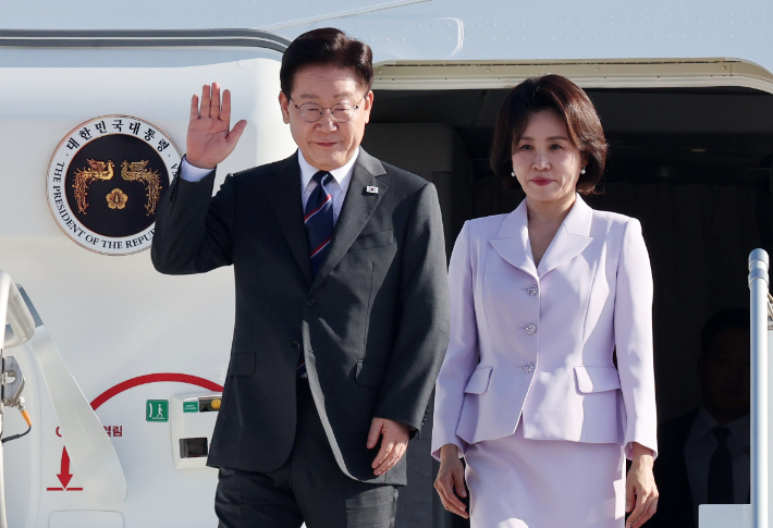 프랑스를 국빈 방문한 이재명 대통령과 김혜경 여사가 6일(현지시간) 프랑스 니스 코트다쥐르 공항에 도착한 공군 1호기에서 환영객에게 인사하고 있다. 연합뉴스