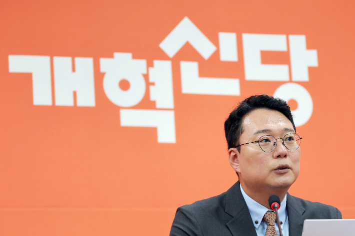 개혁신당 천하람 대표 권한대행 겸 원내대표가 7일 국회에서 비상대책위원회 체제로 당 상황을 수습하겠다고 발표하고 있다. 연합뉴스