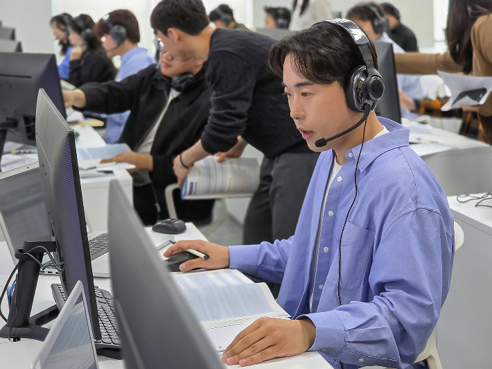 지난 4월 삼성전자 인재개발원(경기도 수원)에서 삼성전자 감독관이 상반기 삼성직무적성검사(GSAT) 응시자를 대상으로 예비 소집을 진행하고 있다. 삼성 제공