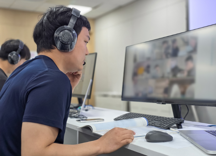 지난 4월 삼성전자 인재개발원(경기도 수원)에서 삼성전자 감독관이 상반기 삼성직무적성검사(GSAT) 응시자를 대상으로 예비 소집을 진행하고 있다. 삼성 제공