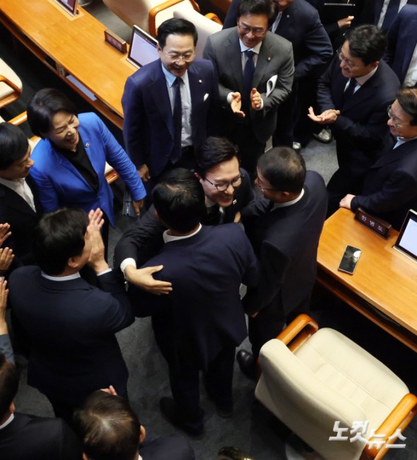 정청래 전 대표와 포옹하는 김민석 대표
