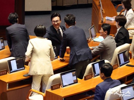 국민의힘 의원들과 인사나누는 김민석 대표