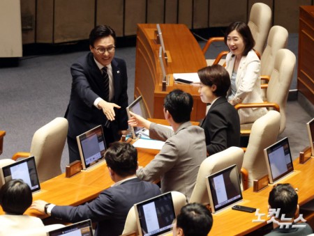 국민의힘 의원들과 인사나누는 김민석 대표