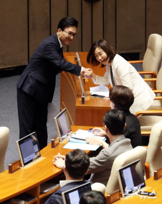 교섭단체 대표연설 후 야당의원 찾은 김민석