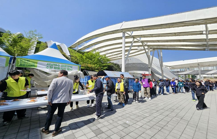 시민들이 수산물 시식회 부스에서 줄을 서고 있다. 여수시 제공