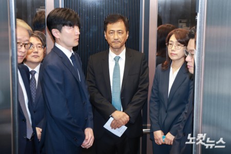 사무실 향하는 선관위 특검팀