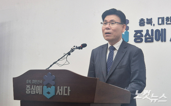 이동옥 충북도 행정부지사가 7일 도청 브리핑룸에서 상설위원회와 법정계획 정비 계획에 대해 설명하고 있다. 최범규 기자