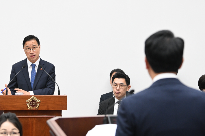 위성곤 지사가 답변하고 있다. 제주도의회 제공