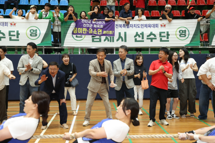 전춘성 군수를 비롯한 진안군 관계자들이 진안군 줄다리기 선수들을 응원하고 있다. 진안군 제공