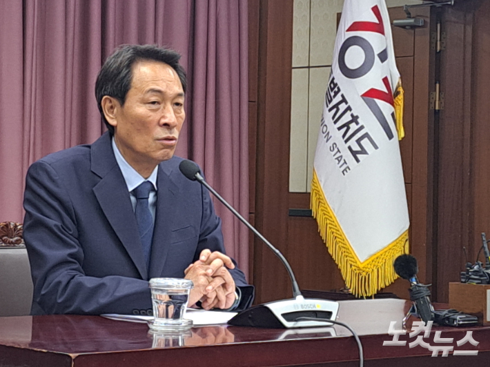 우상호 강원특별자치도지사가 강원FC의 2027~2028시즌 홈경기 개최지 재검토 지시에 대해 "해묵은 지역 갈등을 해결하는 것이 더 중요하다고 판단했다"고 밝혔다. 진유정 기자