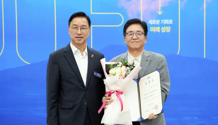 김대영 신임 원장(사진 오른쪽) 임명장 수여식. 제주도 제공