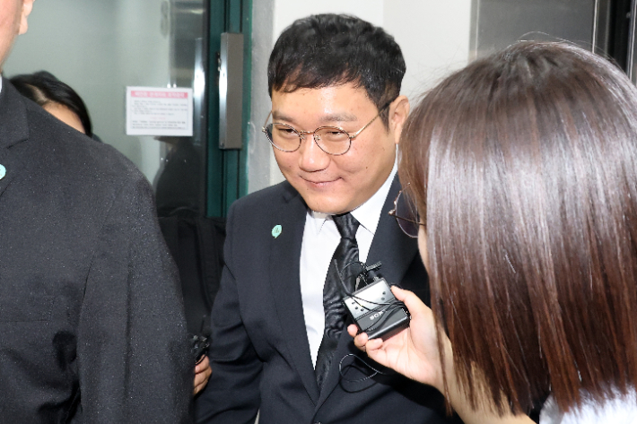 용혜인 성평등가족부 장관 후보자의 남편인 기본소득당 박기홍 최고위원이 7일 서울 여의도 중앙당사에서 열린 최고위원회의에 입장하며 질의를 받고 있다. 연합뉴스