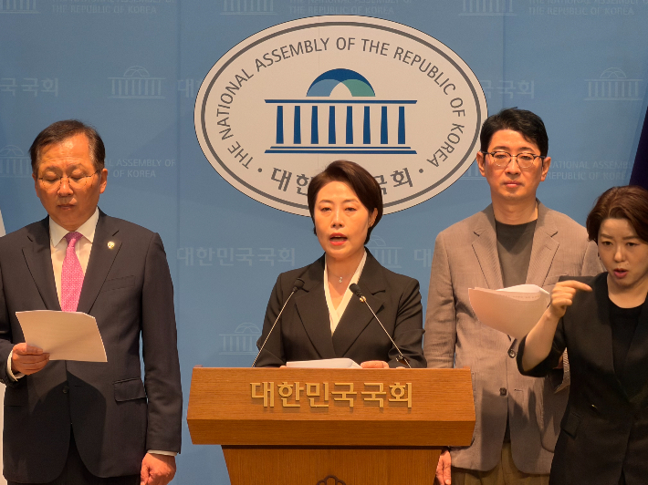 전재수 부산시장이 지난 지방선거 과정에서 내놓은 '북항 바다 돔야구장' 관련 발언을 놓고 국민의힘 서지영 의원이 7일 기자회견을 열고, 허위사실 공표 의혹을 제기하고 있다. 국민의힘 부산시당 제공