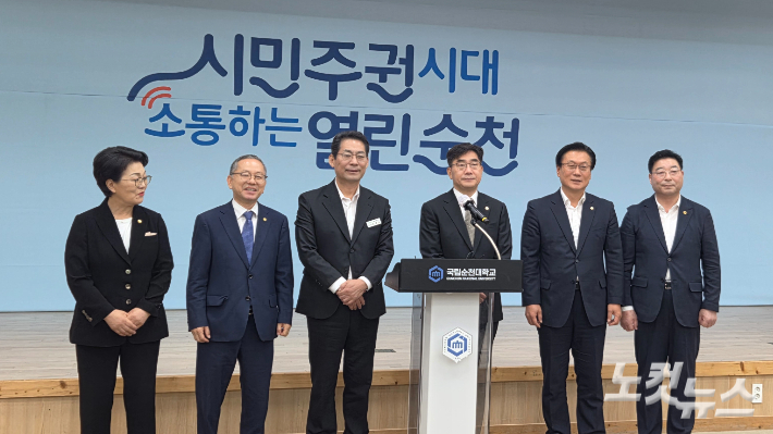 지난달 31일 순천시청에서 열린 국립의대 신설 후보대학 선정 관련 기자회견에서 (왼쪽부터) 권향엽·김문수 국회의원, 손훈모 순천시장, 이병운 순천대 총장, 유영철 순천시의회 의장, 신민호 전남광주특별시의원이 참석해 입장을 밝히고  있다. 박사라 기자 