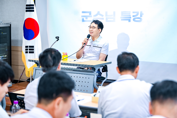 민선9기 군정발전방안 간부공무원 워크숍에서 특강을 하고 있는 차석호 함안군수. 함안군 제공