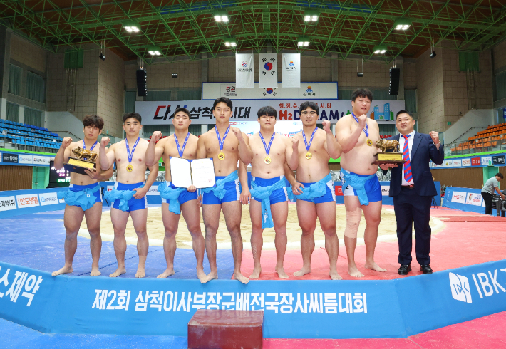 제2회 삼척이사부장군배전국장사씨름대회 남자 일반부 단체전 정상에 오른 제주도청 선수단. 대한씨름협회 
