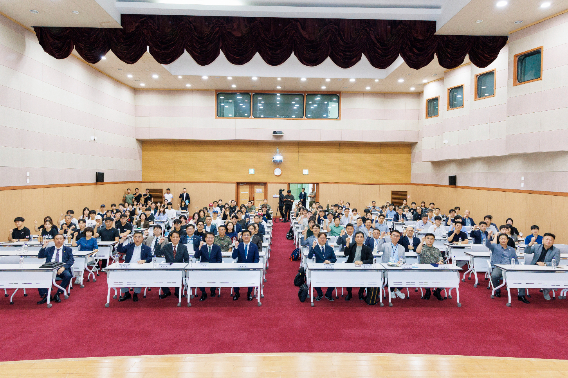 강원대학교는 7일 춘천캠퍼스 60주년기념관에서 'AI 미래포럼-지역속으로 강원'을 개최했다. 강원대 제공